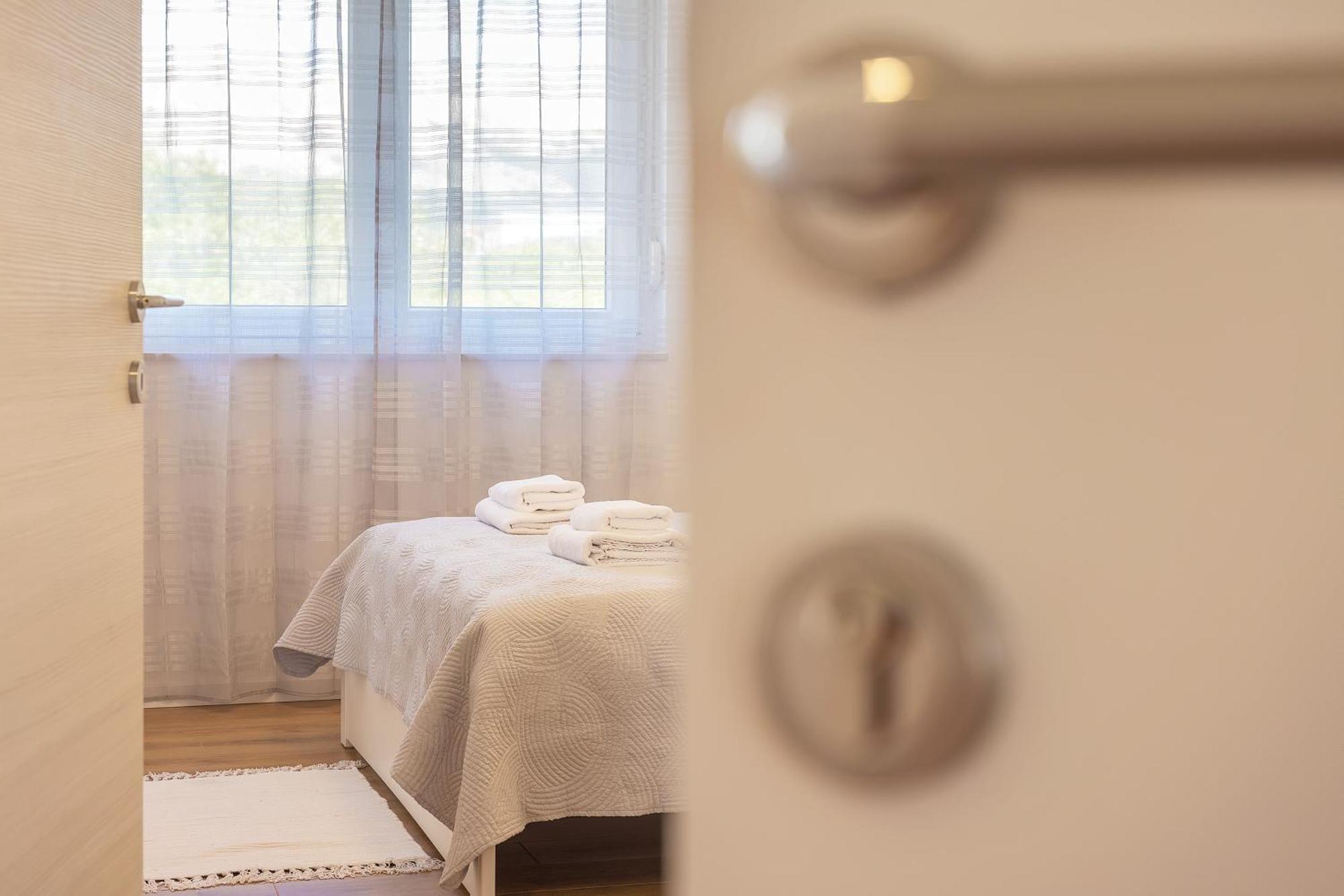 Poolside Apartments Anabella Baška Eksteriør billede